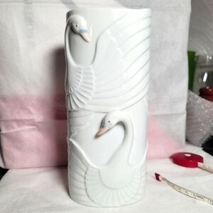 VTG. Global Art White Swan/Crane Vase.  (791)